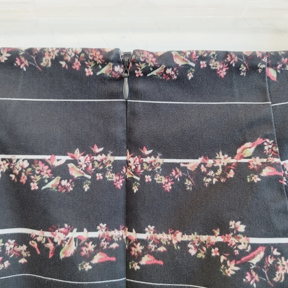 💕Worthington Black Pencil Skirt with Floral & Birds Print Women's Size 8 Petite - Picture 7 of 10